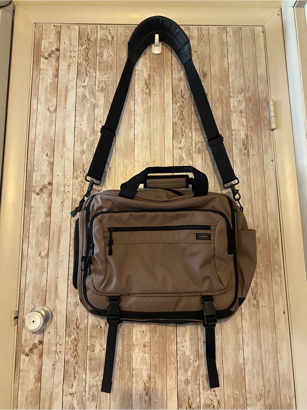 L.L. Bean Men's Brown Travel Messenger Bag Laptop work bag